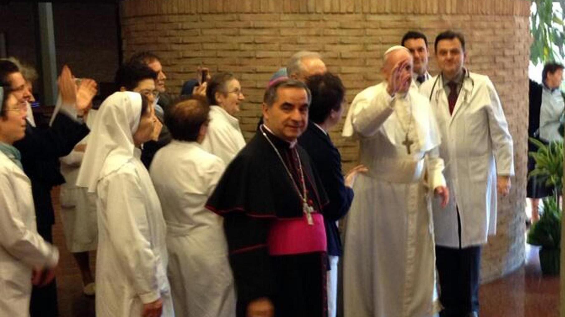 Che fatica proteggere il Papa anti protocollo