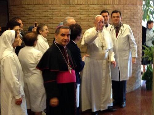 Che fatica proteggere il Papa anti protocollo