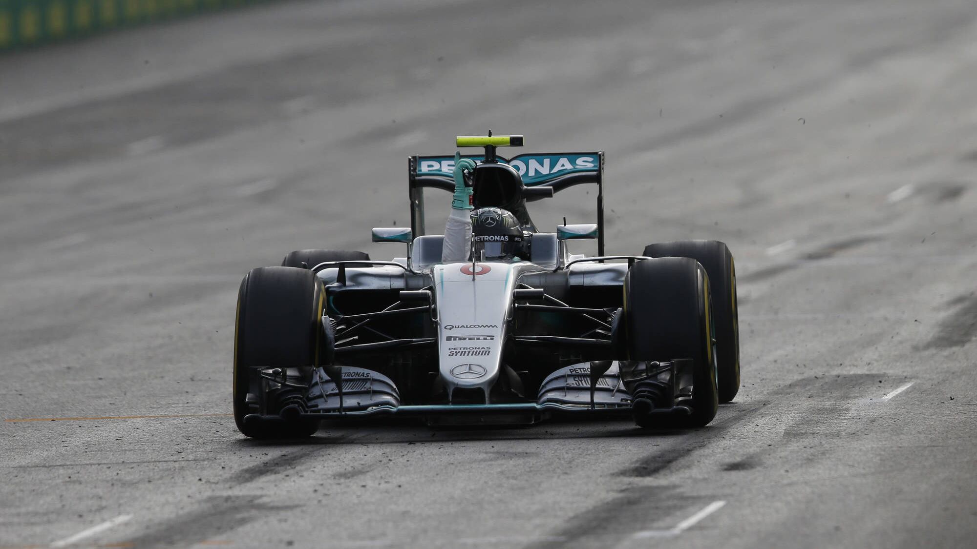 Formula 1, Rosberg domina a Baku. Seconda la Ferrari di Vettel