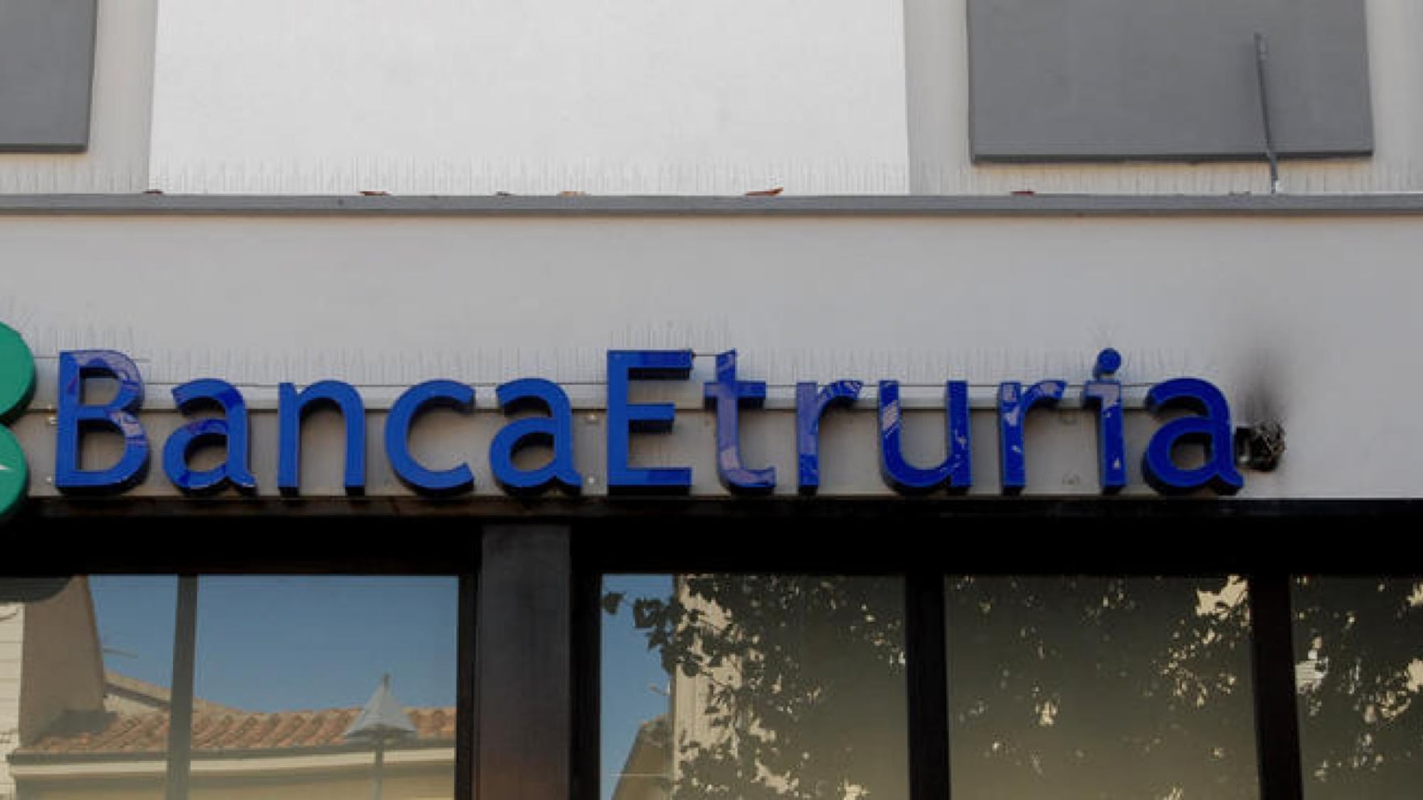 La moglie del pensionato suicida: "Così la banca ci ha ingannato"