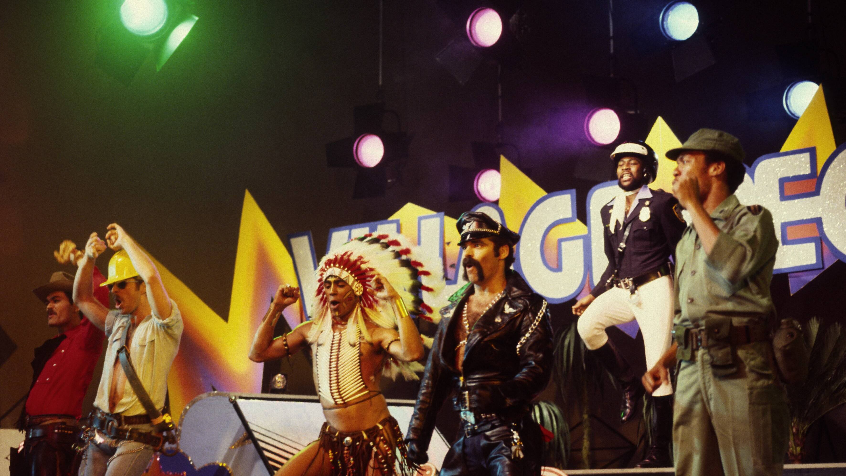 Malore per il leader dei Village People, sviene sul palco: cosa è successo