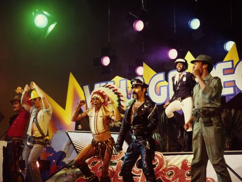 Malore per il leader dei Village People, sviene sul palco: cosa è successo