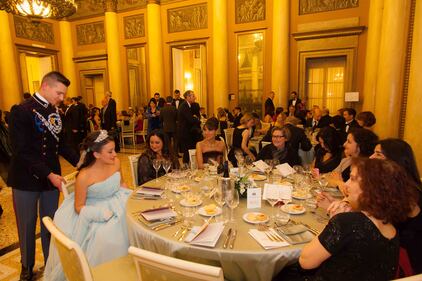 A Milano le debuttanti ballano il valzer. E c'è anche Cenerentola 17
