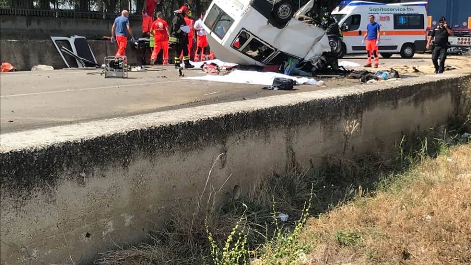 Tragedia a Foggia: scontro contro un tir, muoiono dodici braccianti