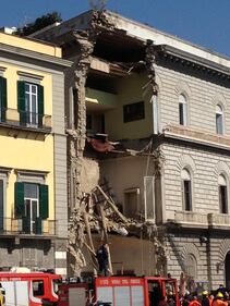 Napoli, crolla palazzo 6