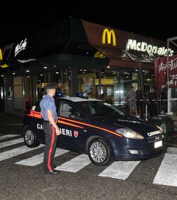 Crolla gazebo di McDonald's: un bimbo ferito 11