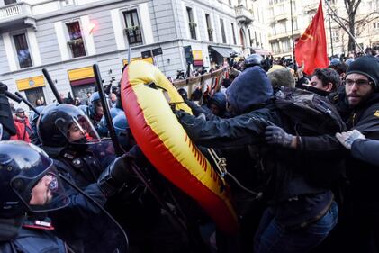 Scontri alla manifestazione antifascista a Milano 12