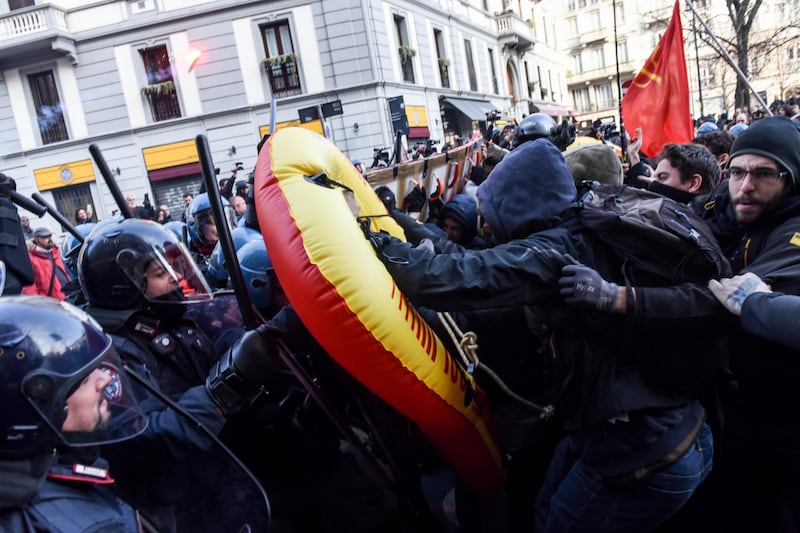 Scontri alla manifestazione antifascista a Milano 12