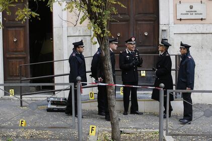 Roma, ordigno rudimentale contro la caserma dei carabinieri 9