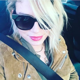 Emma Marrone, sexy in calze a rete 18