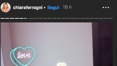 Chiara Ferragni si fa massaggiare il lato B sui social
