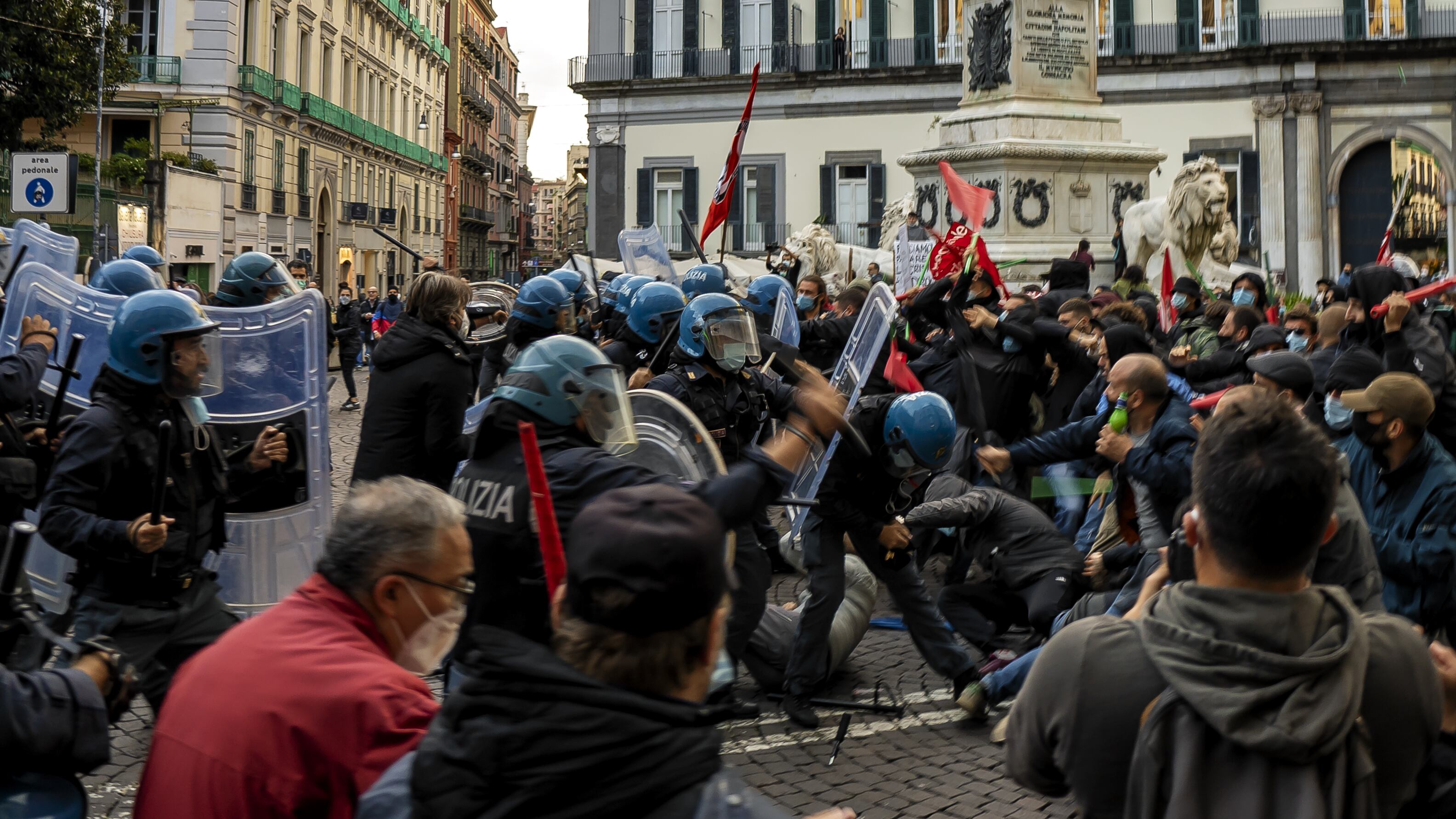 Guerriglia a Napoli. La rabbia degli onesti: "Infiltrati nel corteo"