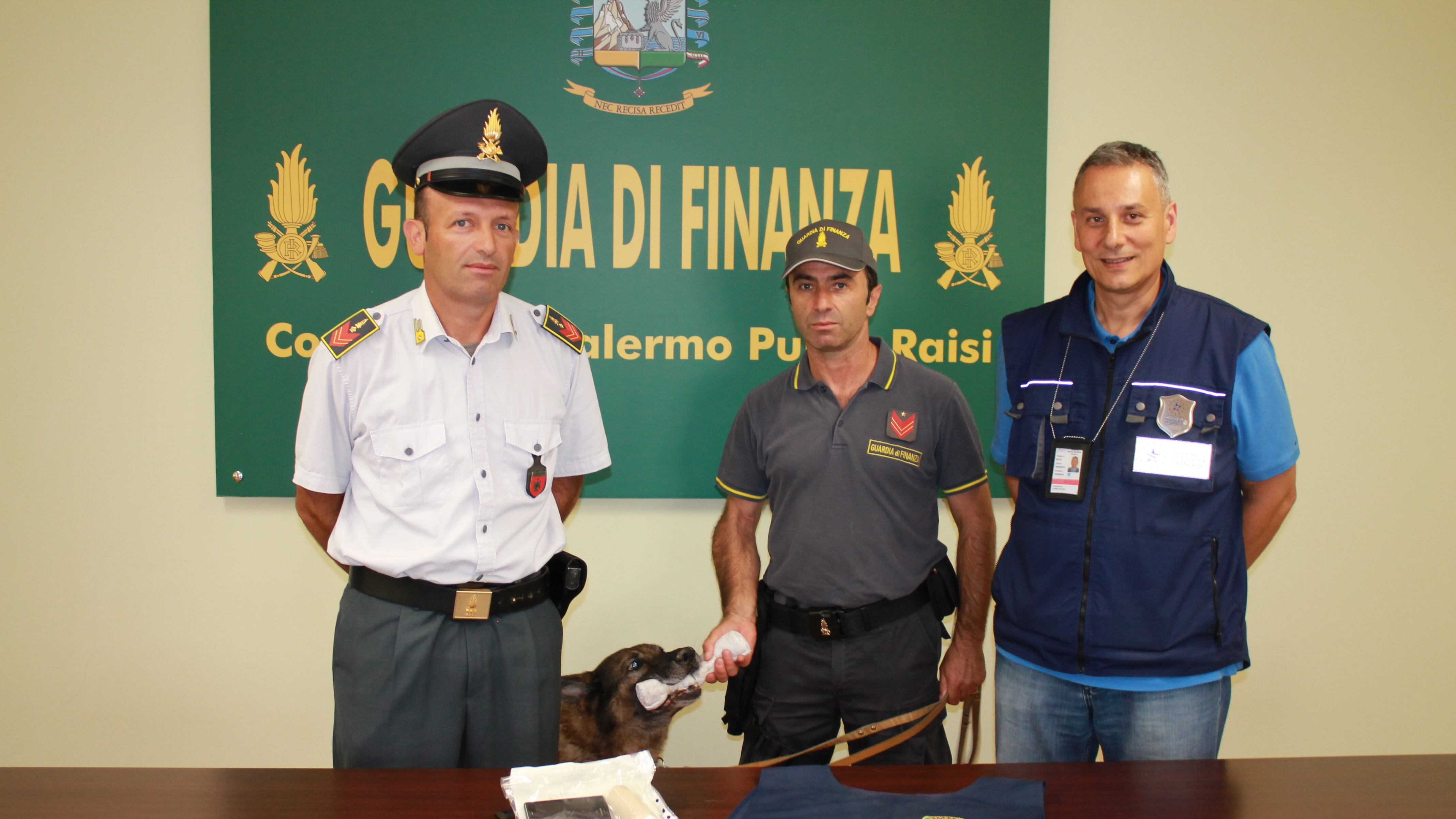 Da Parigi a Palermo in vacanza, ma con la droga negli slip