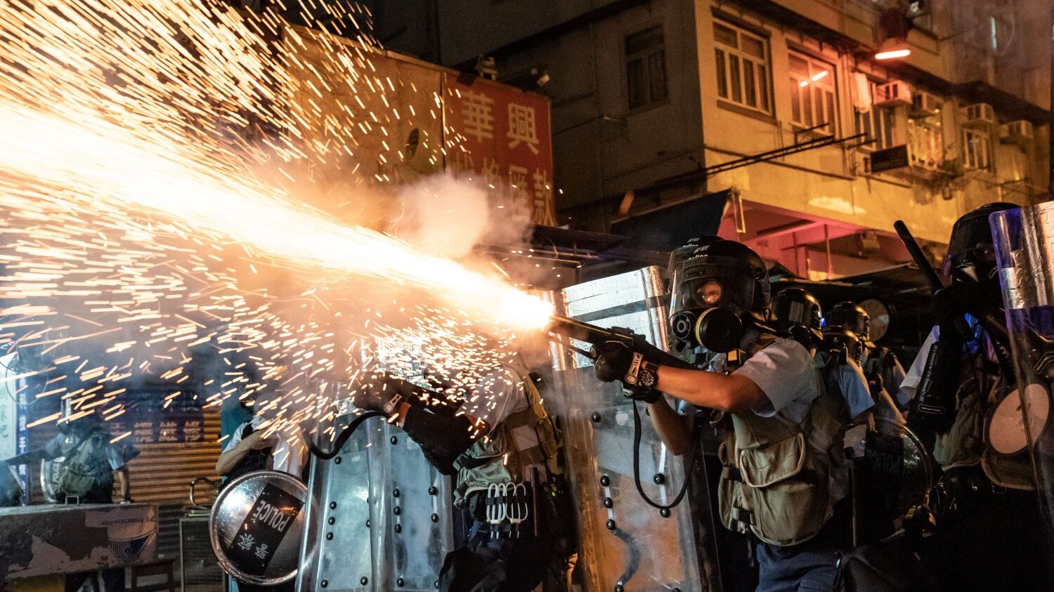 Hong Kong, assalto dei manifestanti alla sede della polizia