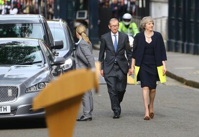 Theresa May a Downing Street 5