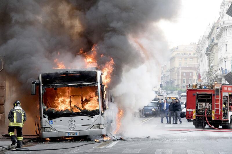 Roma, autobus Atac a fuoco in via del Tritone 1