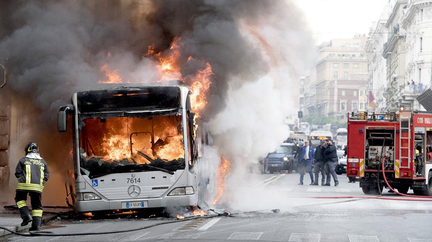 Roma, 18esimo bus in fiamme