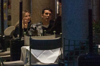 Buffon e la D'Amico fanno shopping in via Montenapoleone 8
