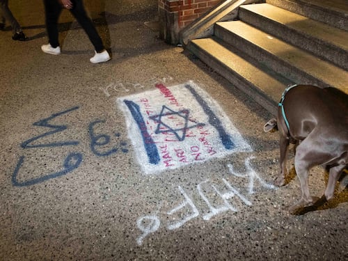 Milano, svastiche sui muri e scritte contro Israele: è allarme antisemitismo