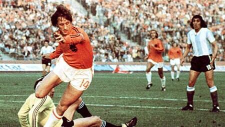 Il ribelle olandese che inventò il pallone libero e moderno