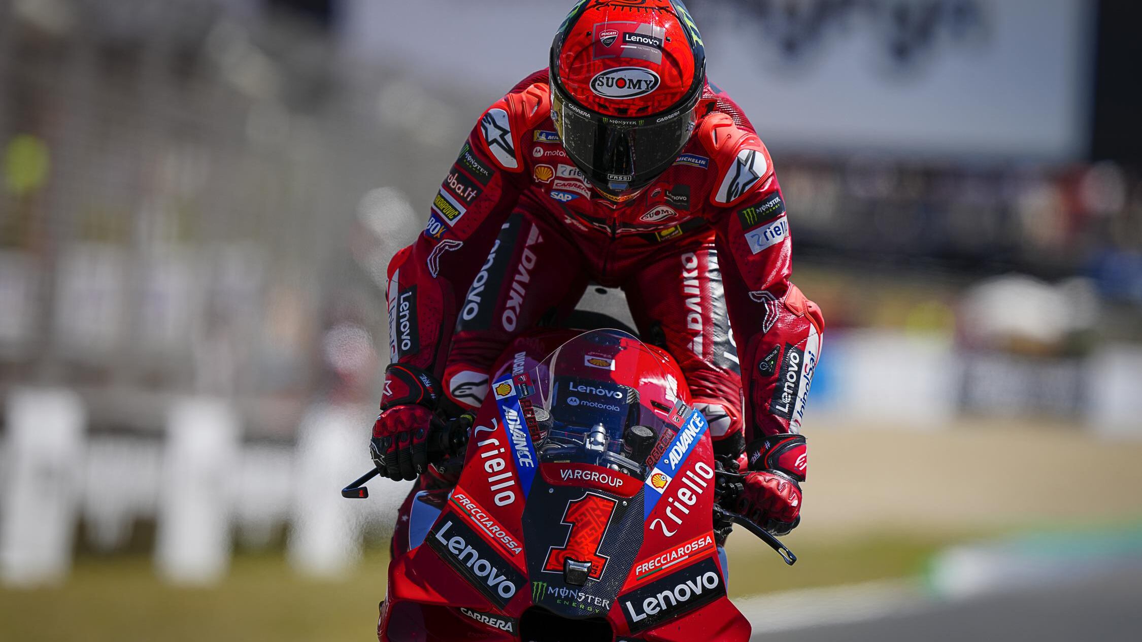 MotoGP Spagna, Bagnaia vince al cardiopalma su Binder