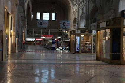 Vento a Milano, si stacca parte del tetto della stazione Centrale 3