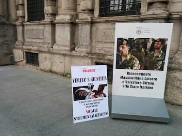 La sinistra contesta il totem per i marò: "Giustizia per i pescatori" 1
