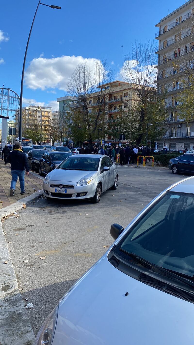 Sparatoria a Taranto, le foto: auto crivellata, 2 poliziotti feriti 3