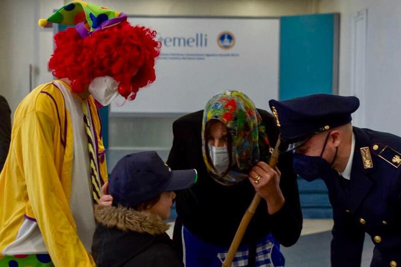 Befana, la solidarietà della polizia ai bimbi ricoverati al Gemelli 3
