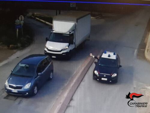 Ruba un furgone, poi si schianta contro l'auto dei carabinieri