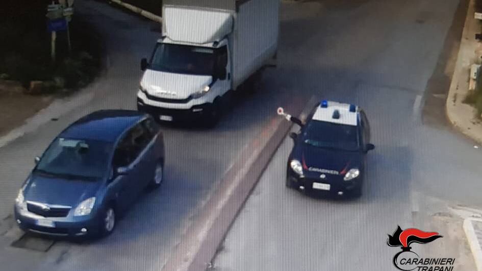 Ruba un furgone, poi si schianta contro l'auto dei carabinieri