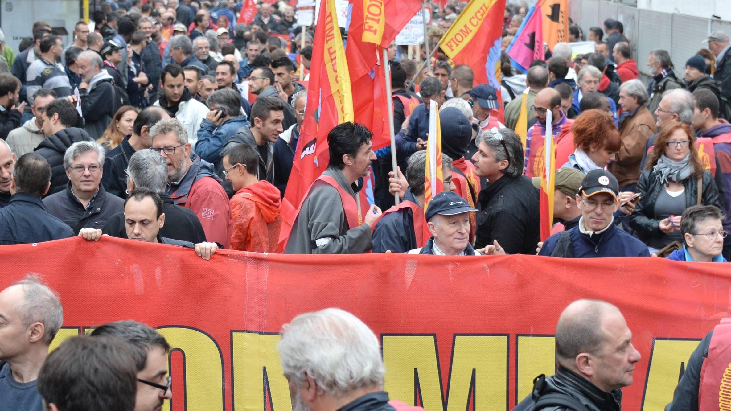 In piazza tra fumogeni e minacce