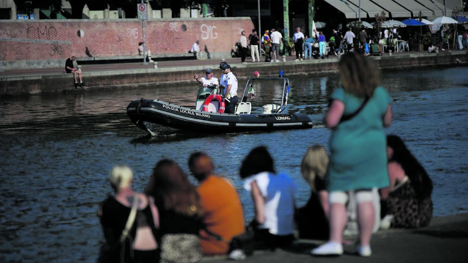 Controlli in Darsena: arrivano i ghisa sommozzatori con gommoni