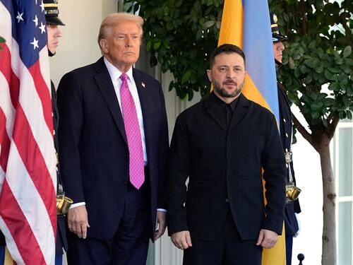 "Cedi il Donbass o sarai distrutto". L'ultimatum di Trump a Zelensky