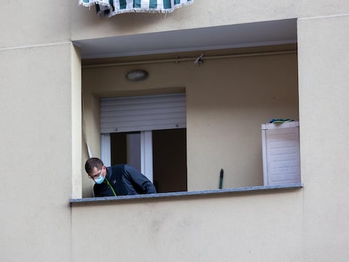 Sedicenne partorisce in casa con la madre: bebè morto sul balcone