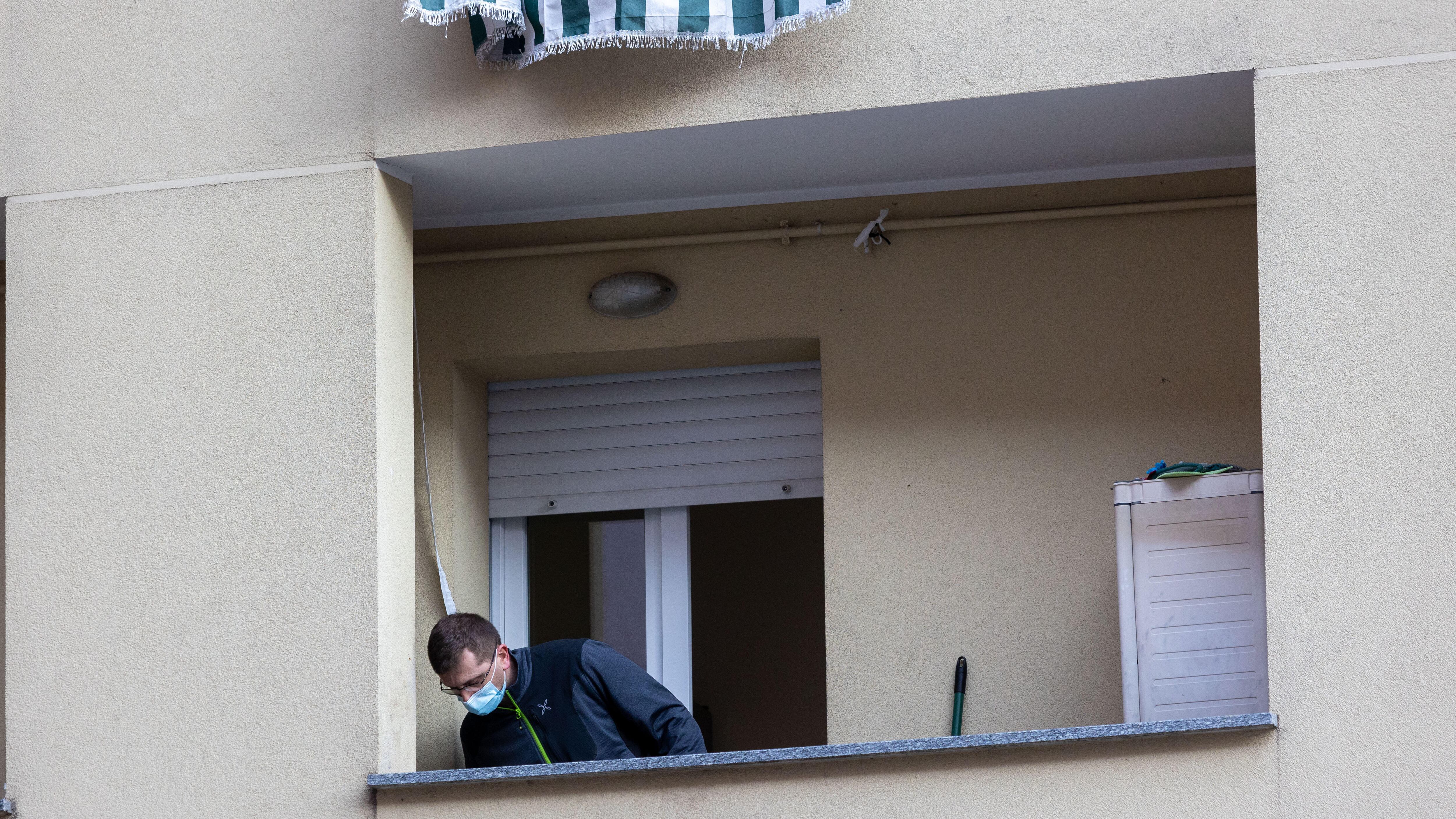 Sedicenne partorisce in casa con la madre: bebè morto sul balcone