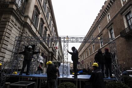 Blitz delle forze dell'ordine: rimosso lo striscione "È colpo di Stato" 12