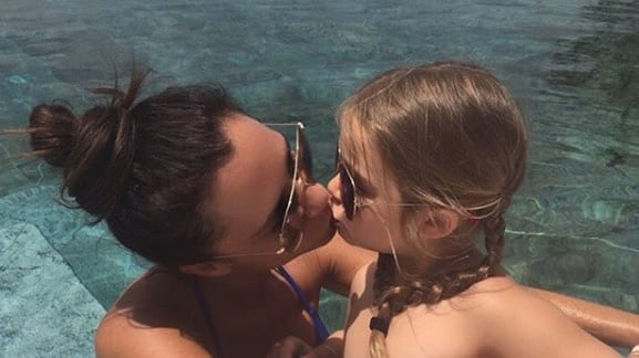 La Beckham bacia la figlia in bocca. Per la Bbc il fatto è controverso