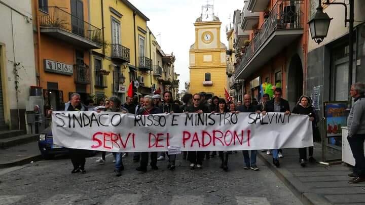 Il sindaco non gli concede la sala per l'assemblea, protestano gli operai a Pomigliano