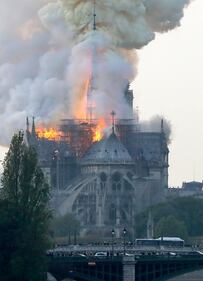 Parigi, la cattedrale di Notre Dame in fiamme 1