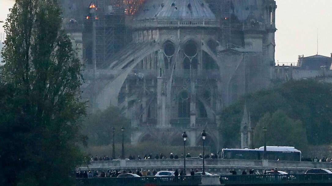 Incendio Notre-Dame, Trump: "Usare aerocisterne". Ma gli esperti: "Più dannoso"