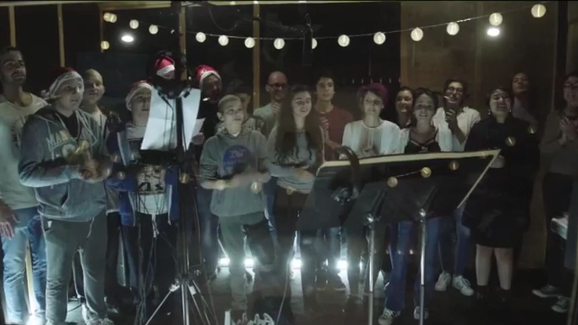 Il coro dei ragazzi intona il rap: "Palle di Natale"