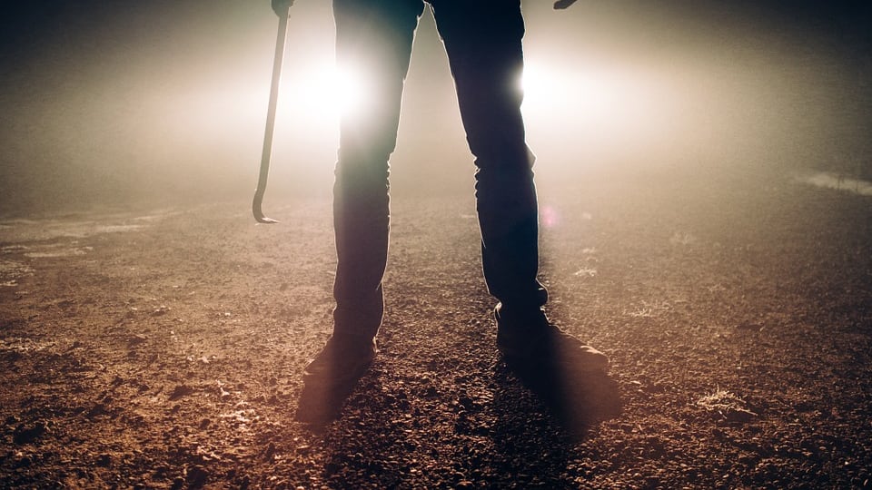 Picchia e ferisce con un cacciavite la fidanzata incinta