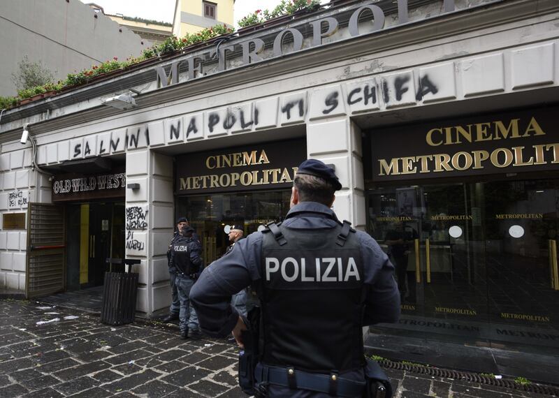 Scritte contro Salvini a Napoli 5