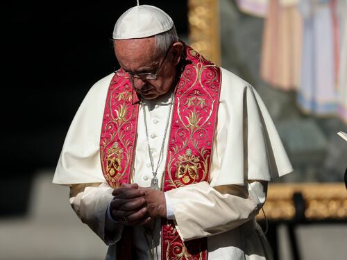 Bollettini, fake news, dimissioni: la storia già vista del Papa malato