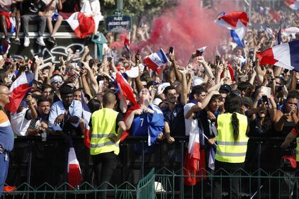 Francia campione del Mondo: tifosi in delirio sotto la Tour Eiffel 5