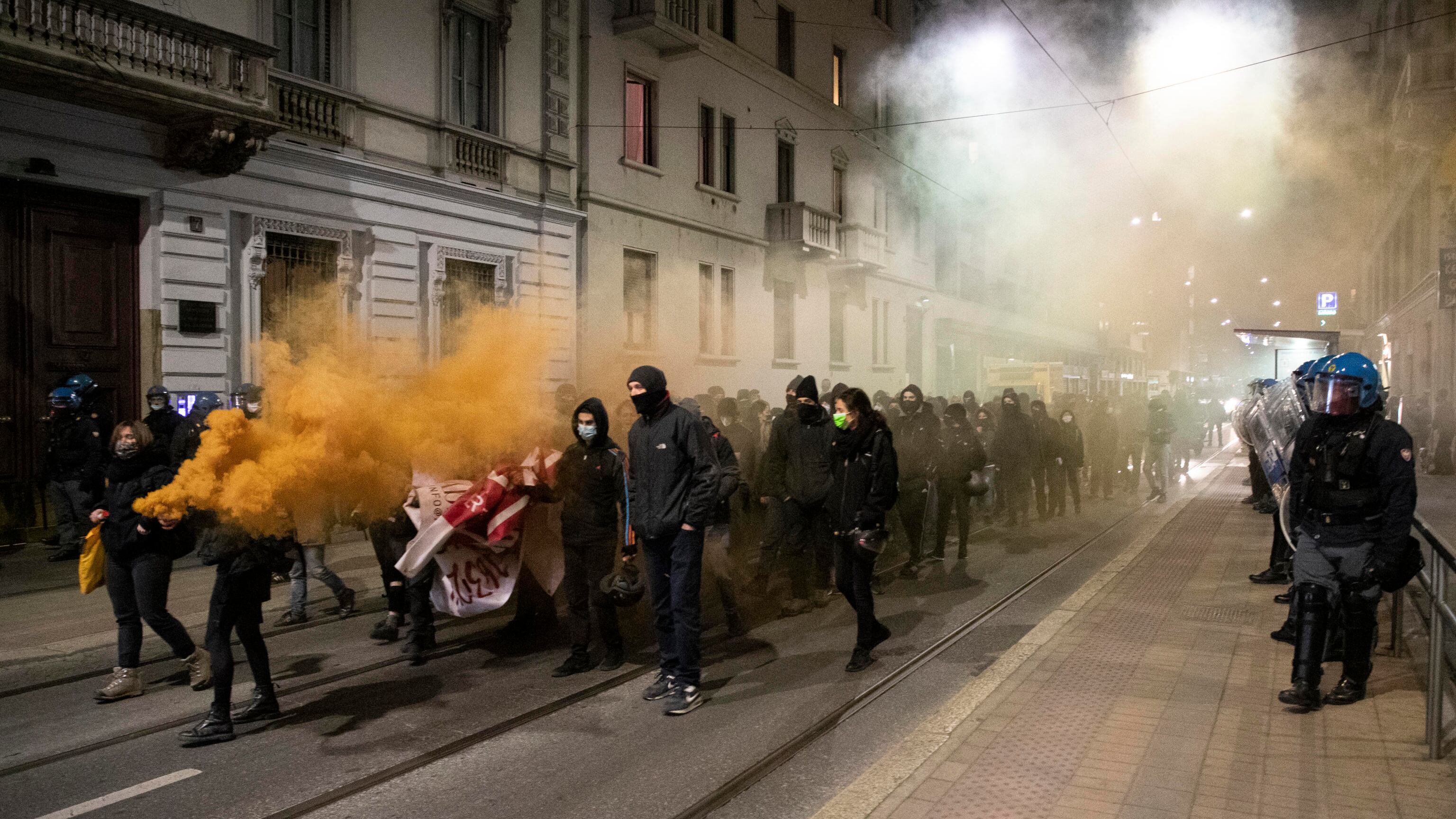 Dax, antagonisti in corteo a Milano. Ed è allarme anarchici
