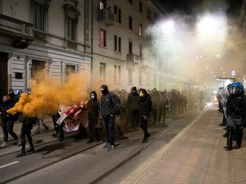 Dax, antagonisti in corteo a Milano. Ed è allarme anarchici