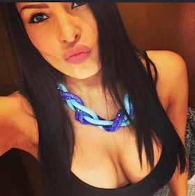 Carolina Marconi, selfie piccanti e seno da urlo sotto il bikini 21