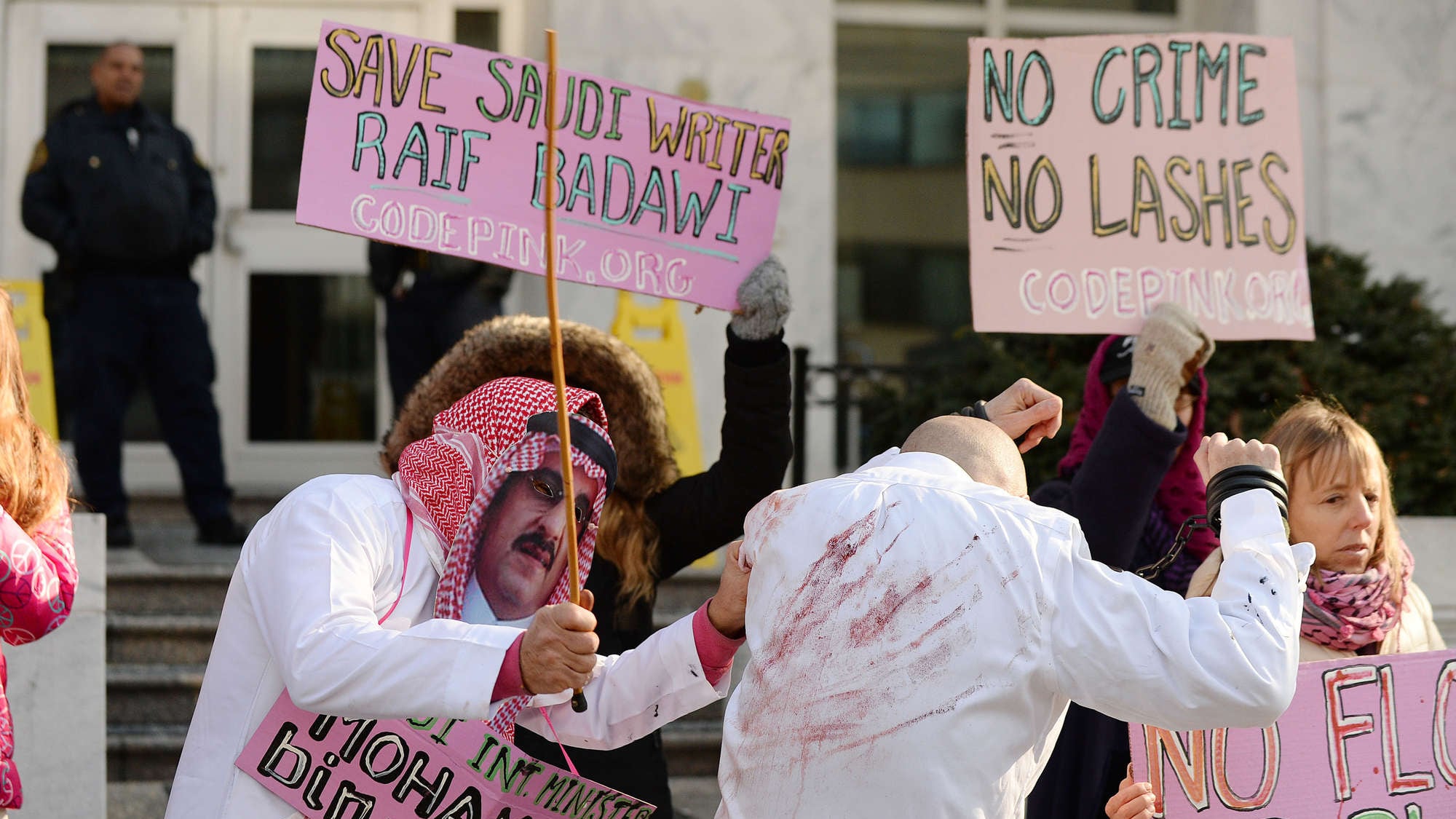 Frustate al blogger saudita Badawi. Condanna rinviata: ragioni mediche
